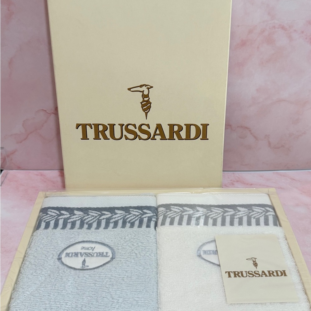 Trussardi White and Gray Towel Collection